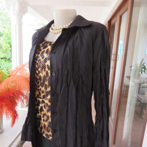 Make a statement with this black long sleeve summer coat in creased polyester. By WWW size 32/8