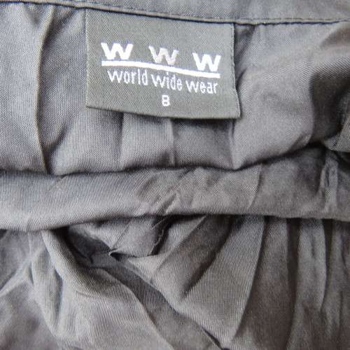 Make a statement with this black long sleeve summer coat in creased polyester. By WWW size 32/8