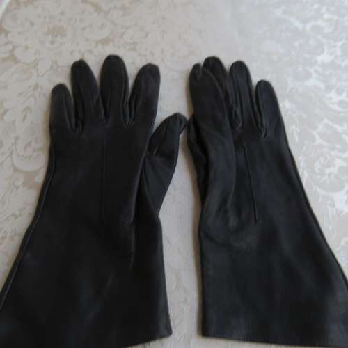 Pair of genuine leather black gloves lined with pure silk in size small 6.5.Made in England.As new