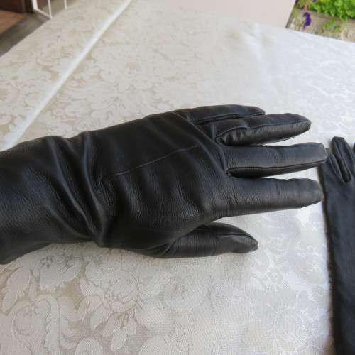 Pair of genuine leather black gloves lined with pure silk in size small 6.5.Made in England.As new