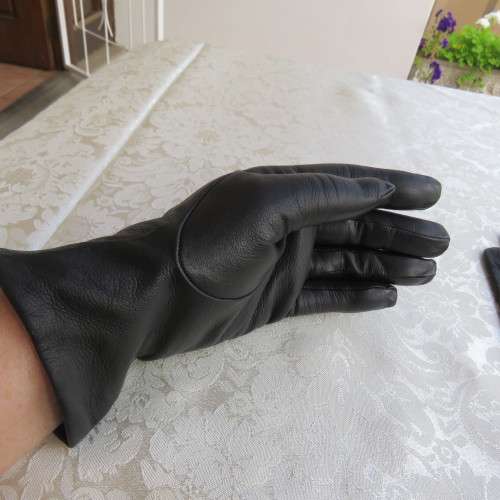 Pair of genuine leather black gloves lined with pure silk in size small 6.5.Made in England.As new