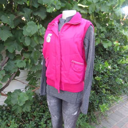 Warm magenta pink padded zip up waistcoat in size 36/12. Front pockets. Knitted ribbings.