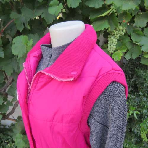 Warm magenta pink padded zip up waistcoat in size 36/12. Front pockets. Knitted ribbings.