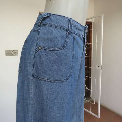 Light weight knee length denim shorts with pockets back and front. Size 38/14 by WOOLWORTHS.