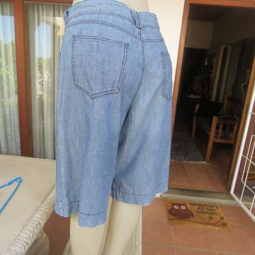 Light weight knee length denim shorts with pockets back and front. Size 38/14 by WOOLWORTHS.