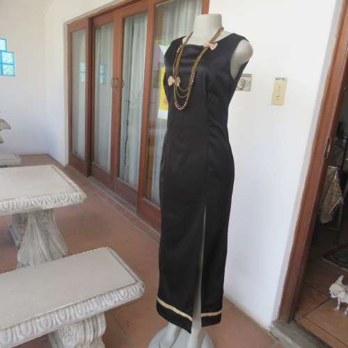 Elegant black evening dress in maxi lenght. Princess style front. Size 34/10. Made by `BOUTIQUE`.