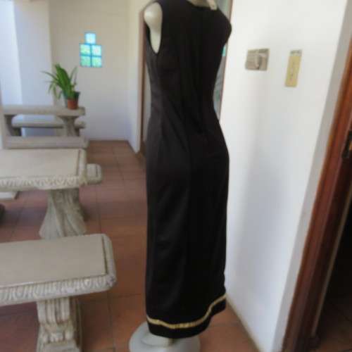 Elegant black evening dress in maxi lenght. Princess style front. Size 34/10. Made by `BOUTIQUE`.