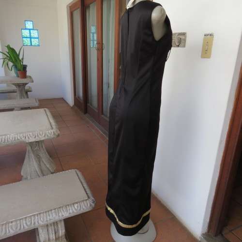 Elegant black evening dress in maxi lenght. Princess style front. Size 34/10. Made by `BOUTIQUE`.