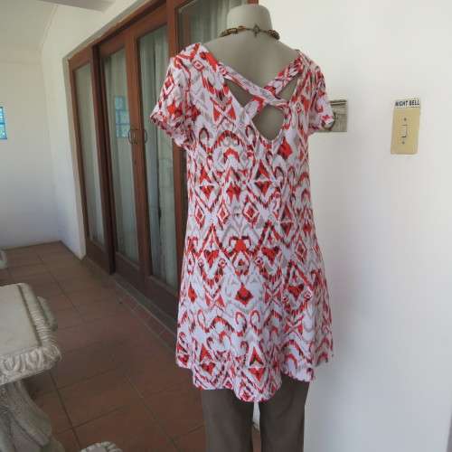 Pretty long white top with diamond patterns in crimson, maroon and ecru size 36/12 by `RED`. As new.