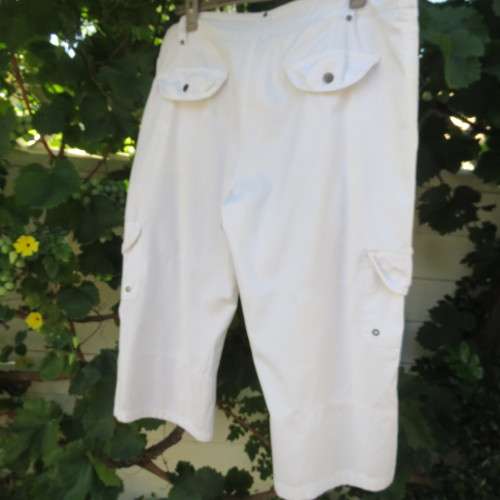 Casual white cropped pants with pockets galore size 42/18 by `INSYNC`. In very good condition.