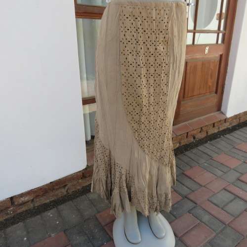 Stunning dark beige creased rounded ankle length skirt with asymetrical seamline size 42/18. As new.