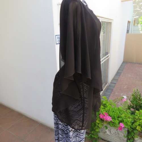 Pretty soft Flowing sheer polyester top in black. Size 40/16. Overlay loose sleeves. As new.