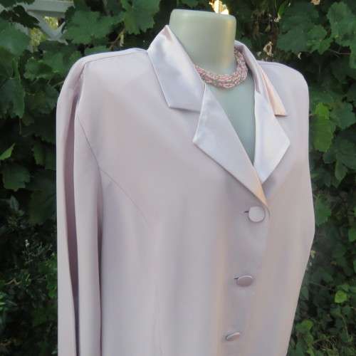High quality glamour 2 piece skirt and long sleeve jacket by DONNA-CLAIRE size 46/22. As new in pink
