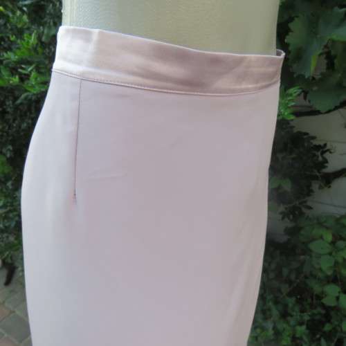 High quality glamour 2 piece skirt and long sleeve jacket by DONNA-CLAIRE size 46/22. As new in pink