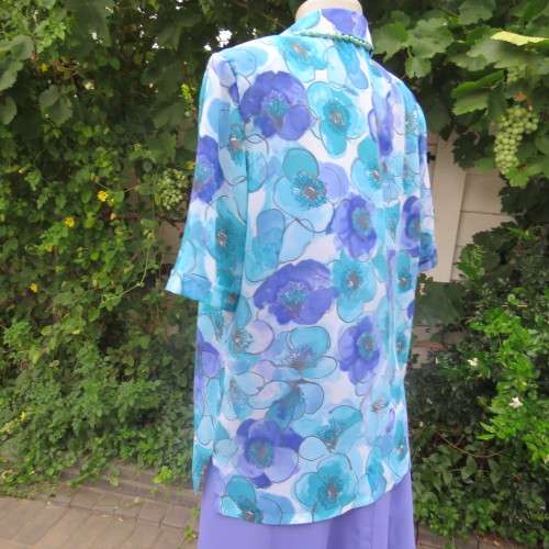 Get noticed in this beautiful floral short sleeve top in blue and turquoise size 42/18.New condition