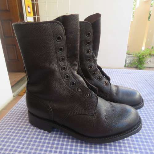 Pair of SADF army boots in brown genuine leather size 247/6 by DWS 2004. As new condition.