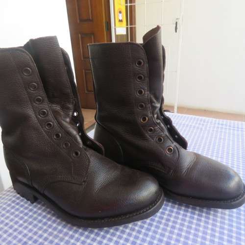 Pair of SADF army boots in brown genuine leather size 247/6 by DWS 2004. As new condition.