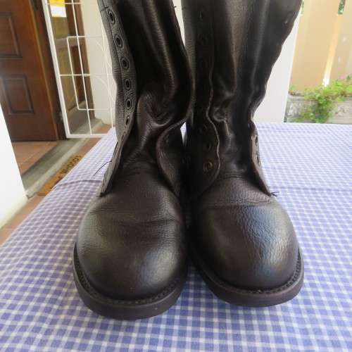 Pair of SADF army boots in brown genuine leather size 247/6 by DWS 2004. As new condition.