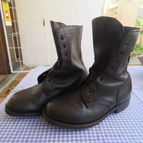 Pair of SADF army boots in brown genuine leather size 247/6 by DWS 2004. As new condition.