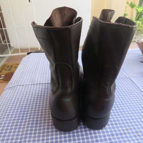 Pair of SADF army boots in brown genuine leather size 247/6 by DWS 2004. As new condition.