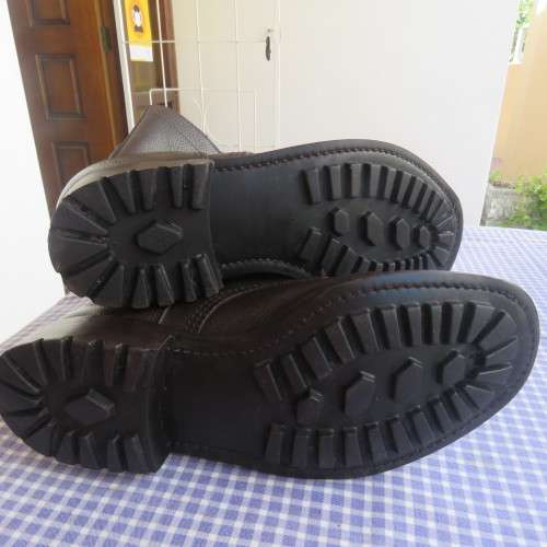 Pair of SADF army boots in brown genuine leather size 247/6 by DWS 2004. As new condition.