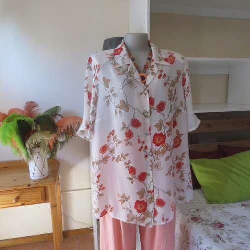 Make a statement in this cheerful white polyester top with bright autumn colour flowers..Size 44/20