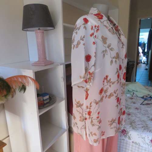 Make a statement in this cheerful white polyester top with bright autumn colour flowers..Size 44/20