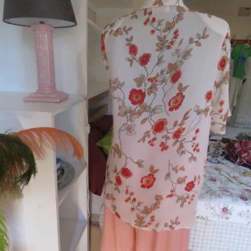 Make a statement in this cheerful white polyester top with bright autumn colour flowers..Size 44/20