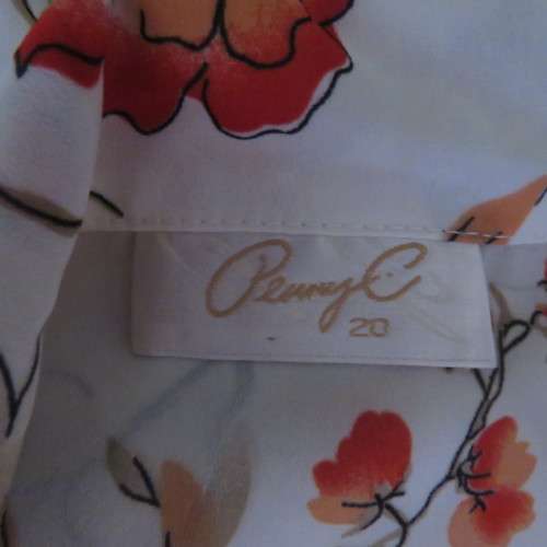 Make a statement in this cheerful white polyester top with bright autumn colour flowers..Size 44/20