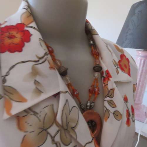 Make a statement in this cheerful white polyester top with bright autumn colour flowers..Size 44/20