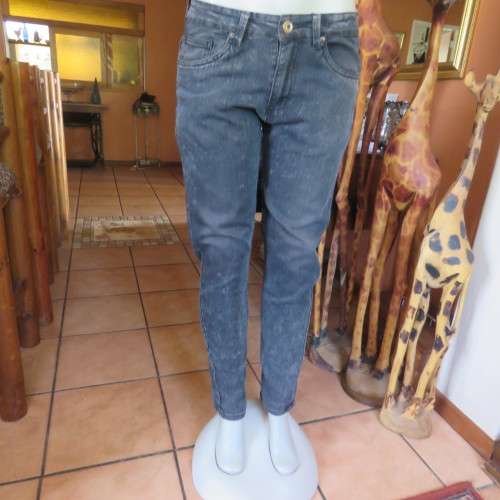 Dark skinny leg denim jeans in stretch polycotton. Pockets back and front.Size 32/8 by RT.Good cond.
