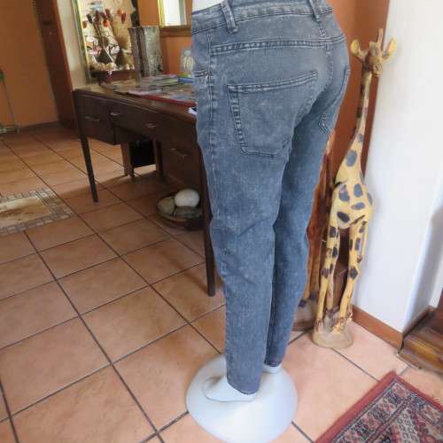 Dark skinny leg denim jeans in stretch polycotton. Pockets back and front.Size 32/8 by RT.Good cond.