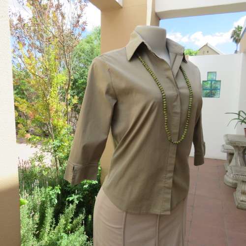 Casual khaki green stretch polycotton top by RIVER TRADER in size 32/8.Elbow length sleeves. As new.