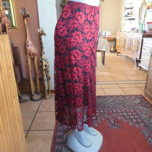 Luxe dark red and black acrylic lace A line paneled skirt by TRUWORTHS size 44/20. New cond.