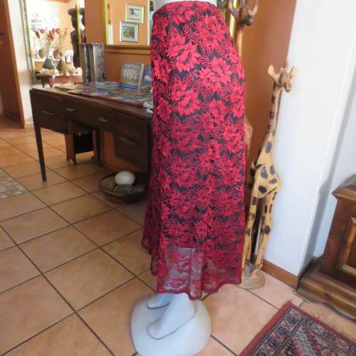 Luxe dark red and black acrylic lace A line paneled skirt by TRUWORTHS size 44/20. New cond.
