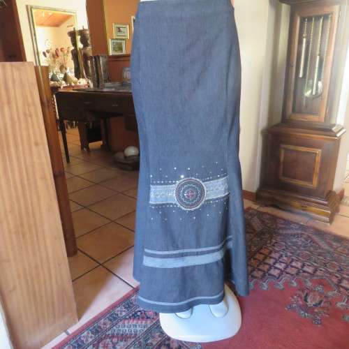 TRUWORTHS Glamour blue denim maxi paneled kick out skirt in size 42/18.Embellished front.As new