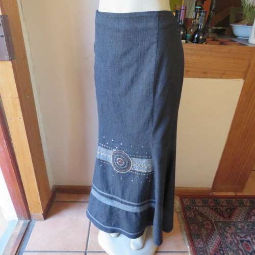 TRUWORTHS Glamour blue denim maxi paneled kick out skirt in size 42/18.Embellished front.As new