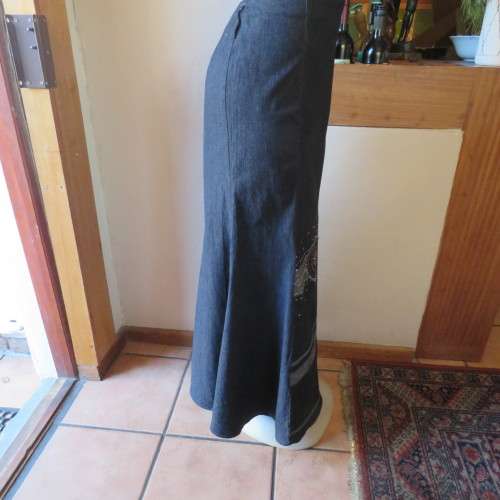 TRUWORTHS Glamour blue denim maxi paneled kick out skirt in size 42/18.Embellished front.As new