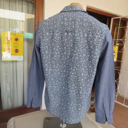 Handsome long sleeve men`s shirt in blues by COTTON ON in size Medium...102cm chest. As new