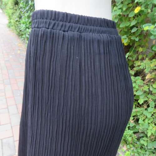 Smart black permanent pleated skirt with elasticated waist in size 34/10 by TRUWORTHS. As new