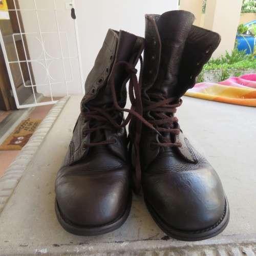 Pair SADF army boots in genuine brown leather size 8.5/270 army size. Dy DWS from 2010.Good cond.