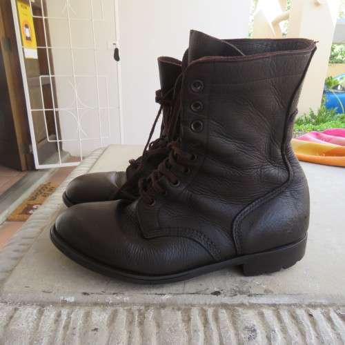 Pair SADF army boots in genuine brown leather size 8.5/270 army size. Dy DWS from 2010.Good cond.