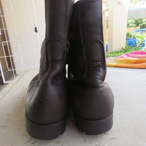 Pair SADF army boots in genuine brown leather size 8.5/270 army size. Dy DWS from 2010.Good cond.