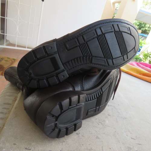 Pair SADF army boots in genuine brown leather size 8.5/270 army size. Dy DWS from 2010.Good cond.