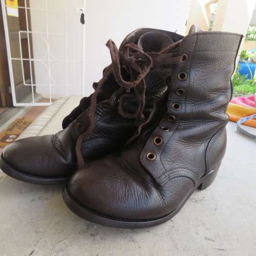 Pair SADF army brown leather boots in size 6/245 army size. By DWS from 2009. Very good cond.