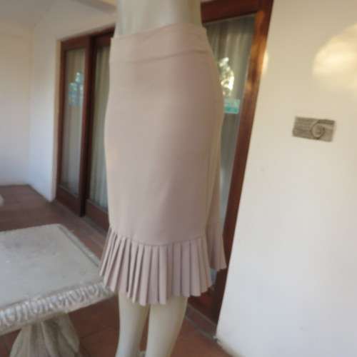 Make a statement in this sand colour pencil skirt with pleated border.Bandless.Size 34/10.Good cond.