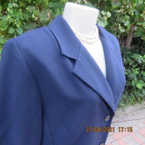 Smart navy tailored jacket with 3 buttons on front.Open collar. Slit seam pockets.Size 42/18.New con