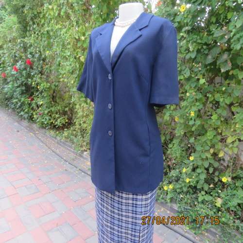 Smart navy tailored jacket with 3 buttons on front.Open collar. Slit seam pockets.Size 42/18.New con