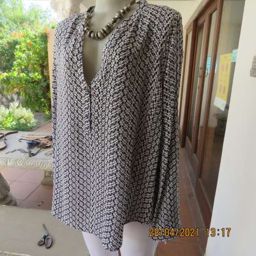 Trendsetting slip over top in black and white small patterns.Size 46/22 by IMAGE.100% viscose.As new