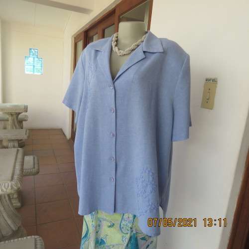 Smart cornflower short sleeve button down embroidered top in size 50/26 by GEE WIZ.As new